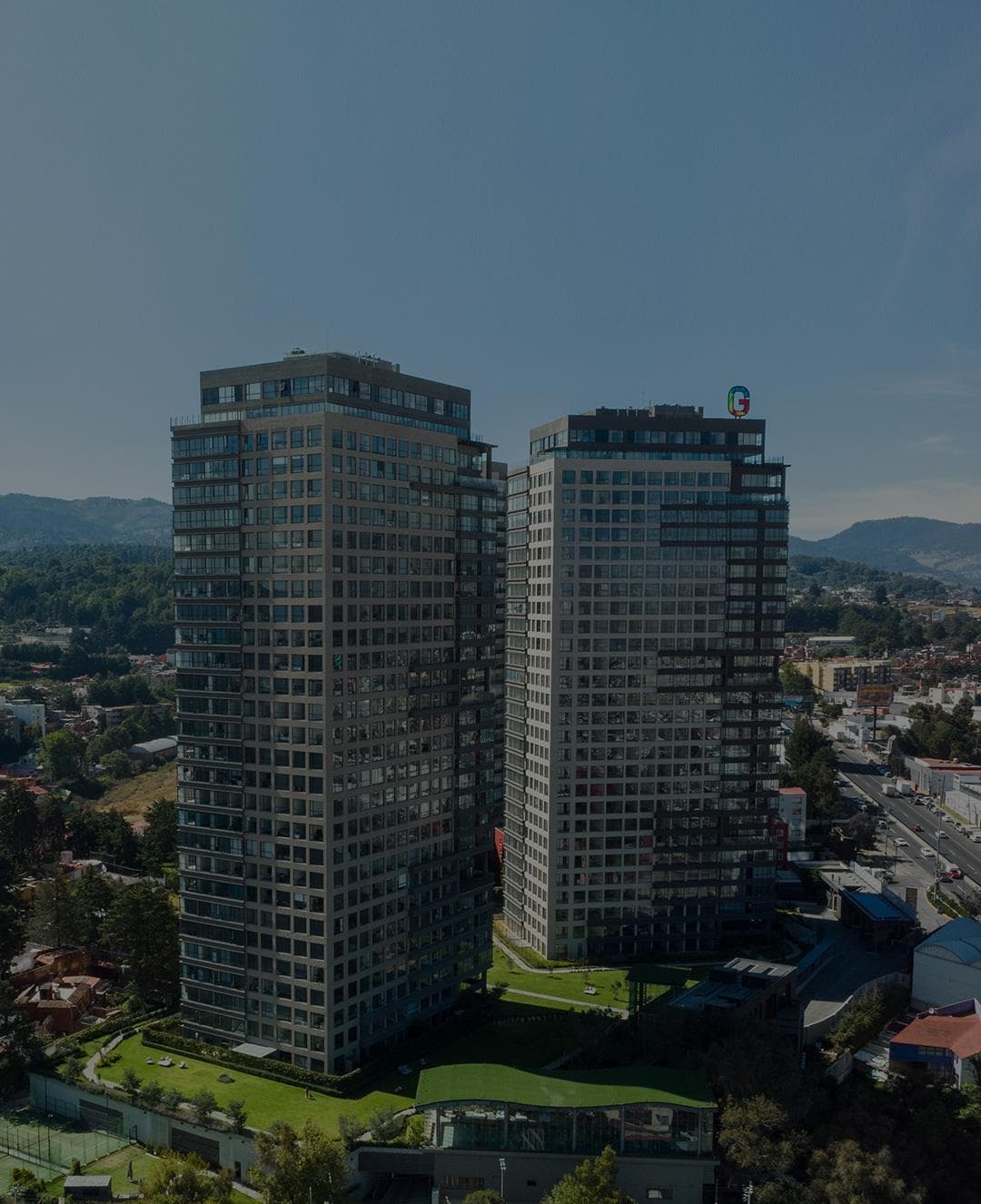 Fachada de las torres residenciales de lujo en Be Grand, Contadero.