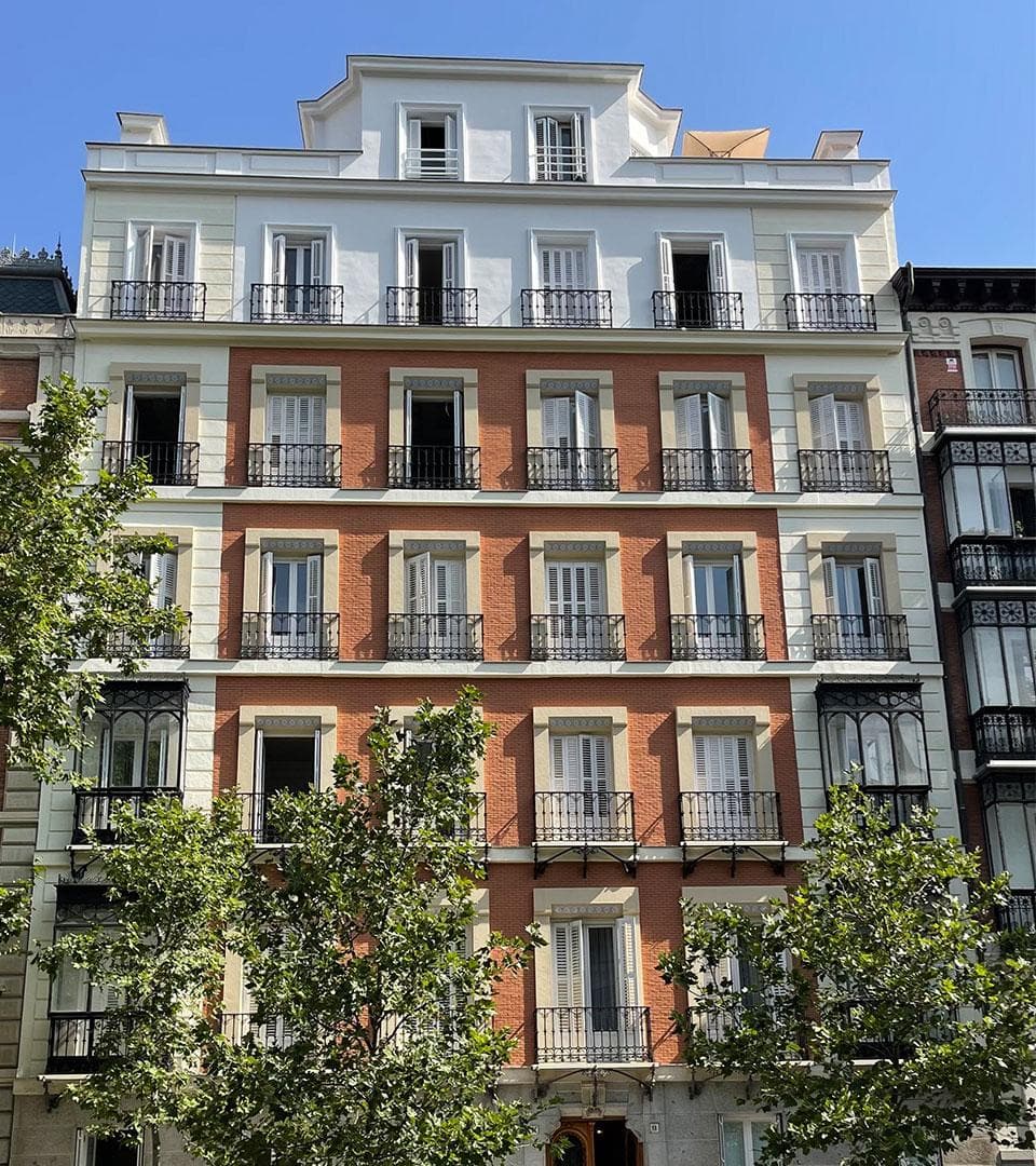 Vista exterior de conjunto residencial Be Grand Jerónimos, Madrid, España.